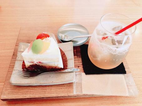 ショートケーキと梅ソーダ ショートケーキと梅ソーダ ショートケーキ,飲み物,ケーキの写真素材