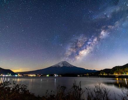 山の上の天の川と湖の写真