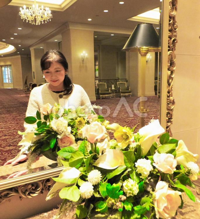 鏡の中の女性 鏡の中の女性,女性,花束の写真素材