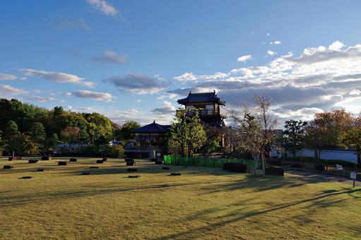 西日を浴びる池田城 西日を浴びる池田城 池田城,天守,展望台の写真素材