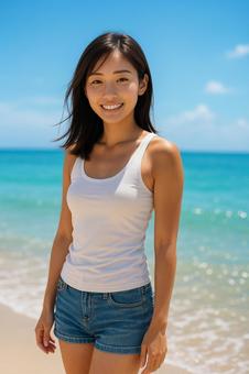 夏の海辺で爽やかに笑う女性 夏の海辺で爽やかに笑う女性の写真