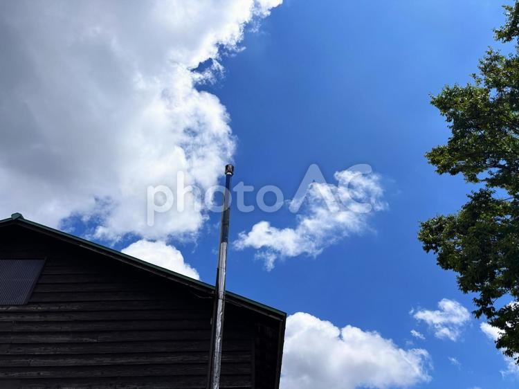 山小屋の煙突と空 山小屋,煙突,空の写真素材