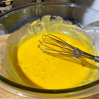 卵をしっかり混ぜる 卵,新鮮,料理の写真素材