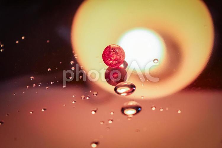 光に浮かぶ赤いビーズと水滴 水滴,マクロ撮影,反射の写真素材