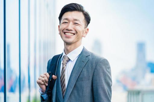 A businessman who commute with a smile, un uomo d'affari, mezzo, recarsi al lavoro, JPG