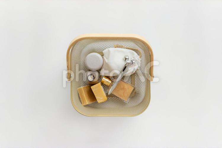 かごにまとめられた美顔器と石鹸と巾着と化粧品 美顔器,コロコロ,化粧品の写真素材