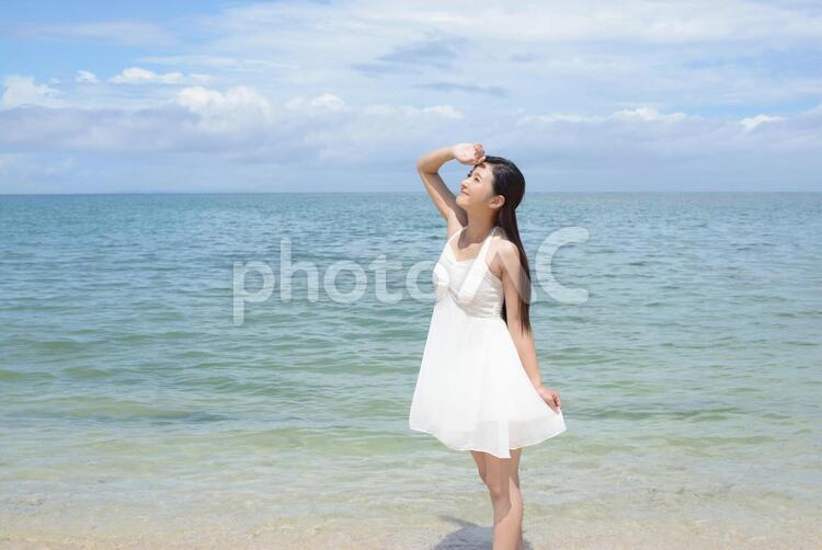 南国沖縄の美しいビーチで寛ぐ女性 女性,女,沖縄の写真素材