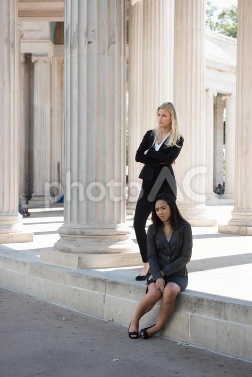 アジア系の女性と白人女性15 女性,会社員,落ち込むの写真素材