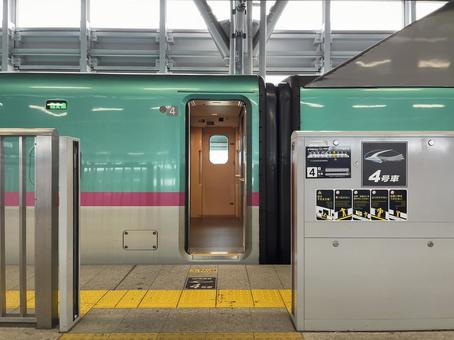 新青森駅2025:東北新幹線ホームドア 新青森駅2025:東北新幹線ホームドア ドア,東北,新幹線の写真素材