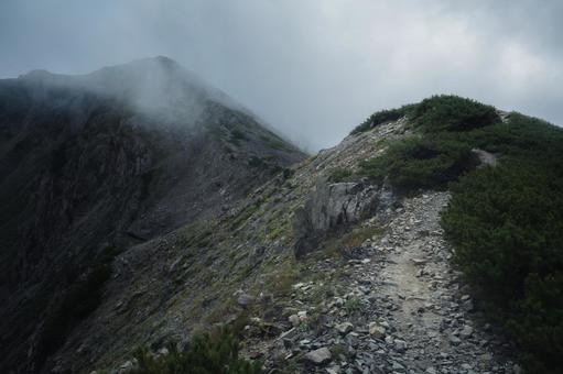 霧に包まれた不穏な雰囲気の山 霧に包まれた不穏な雰囲気の山の写真