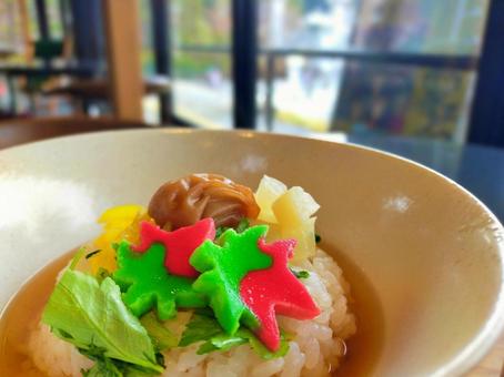 紅葉と梅が乗った出汁茶漬け 紅葉と梅が乗った出汁茶漬け 茶漬け,和食,梅の写真素材