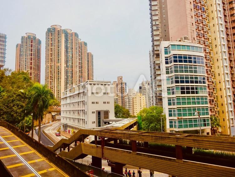 カラフルな香港のタワマン群の眺め 空,スカイライン,絶景の写真素材