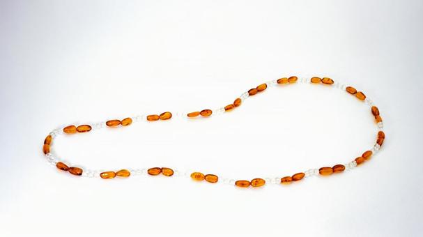 アンバーとクリスタルの天然石アクセサリー アンバーとクリスタルの天然石アクセサリー 琥珀,アンバー,水晶の写真素材