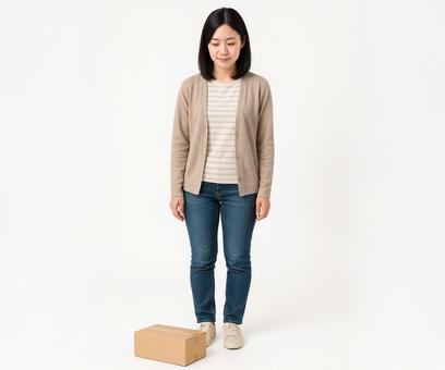 段ボールを置いて立つ女性の姿 段ボールを置いて立つ女性の姿の写真