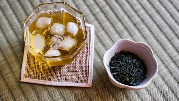 氷が入った緑茶のグラス 氷が入った緑茶のグラス 緑茶,冷たい,美味しいの写真素材
