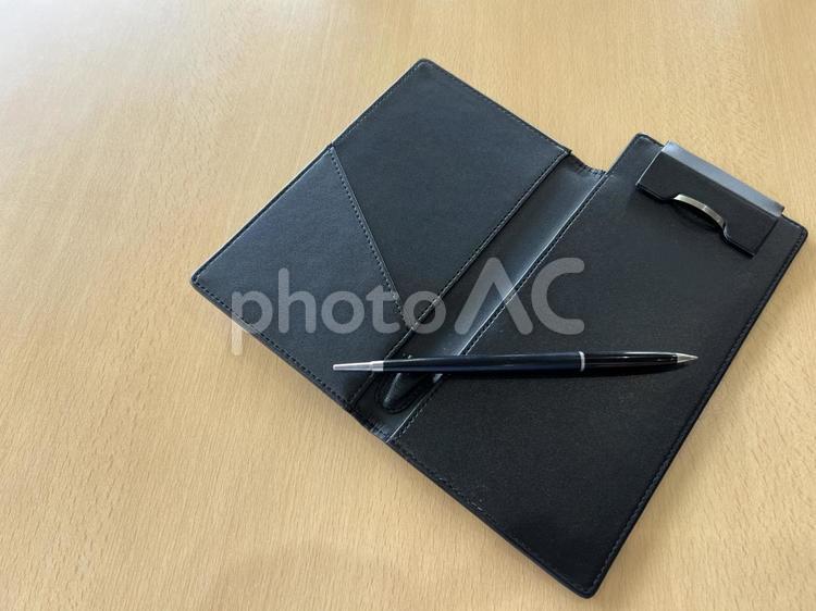 開いた黒革クリップボードとボールペン クリップボード,ボールペン,ペンの写真素材