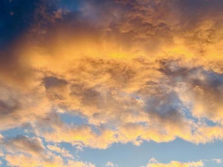 曇り空の夕焼け、コピースペースの写真