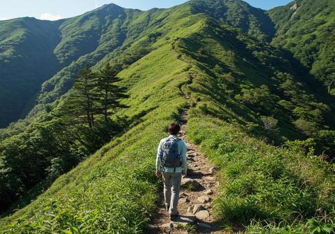 谷川岳の稜線を行く登山者と谷川連峰 谷川岳の稜線を行く登山者と谷川連峰の写真