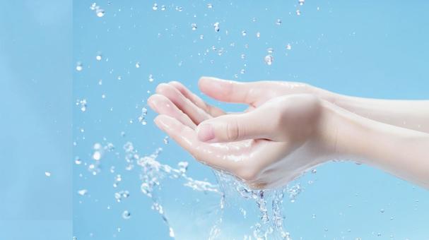 水をやさしくすくう両手と清らかな水しぶき 水をやさしくすくう両手と清らかな水しぶきの写真