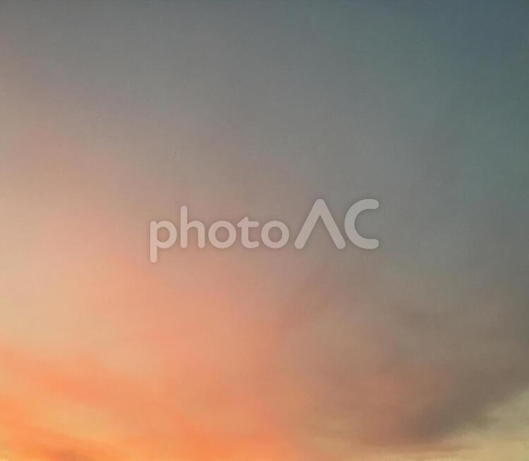 夕焼けグラデーション 日暮れ,空,何人もありませんの写真素材