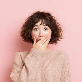 信じられないといった様子の日本人女性 信じられないといった様子の日本人女性の写真
