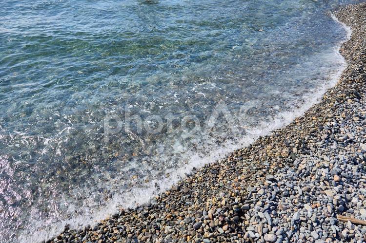石だらけの海岸に押し寄せる波 石,波,海の写真素材