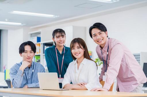 オフィスで働くビジネスマン。 ビジネス,人物,日本人の写真素材