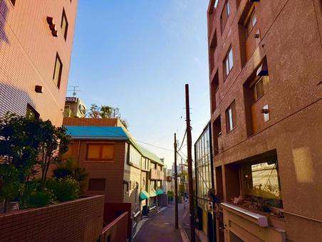 代々木上原の裏路地とブルースカイ 青空,空,ブルースカイの写真素材