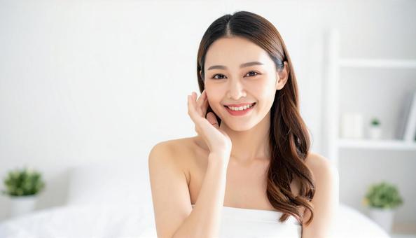 韓国風のスキンケアをする女性 韓国風のスキンケアをする女性の写真