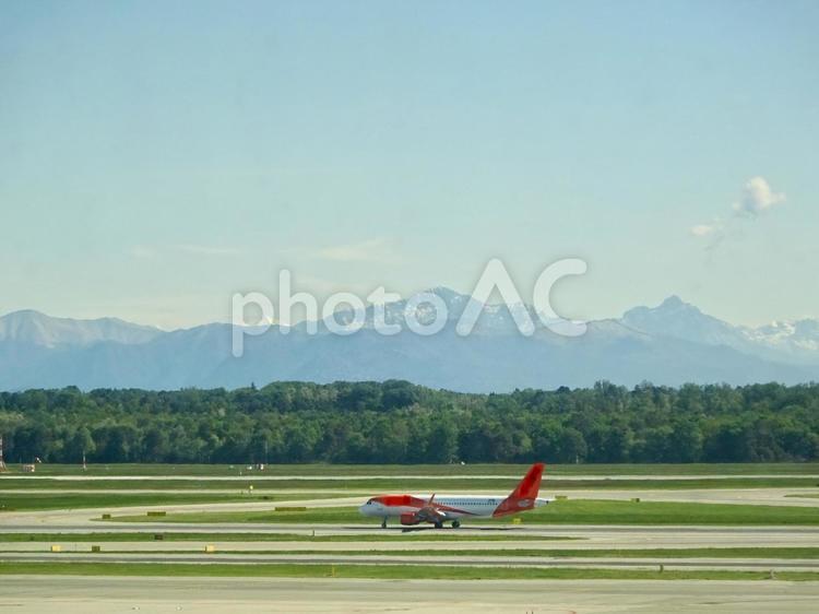 マルペンサ空港の飛行機とアルプス山脈 青空,空,夏の写真素材