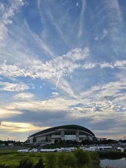 夕焼け空の巨大スタジアム スタジアム,競技場,空の写真素材