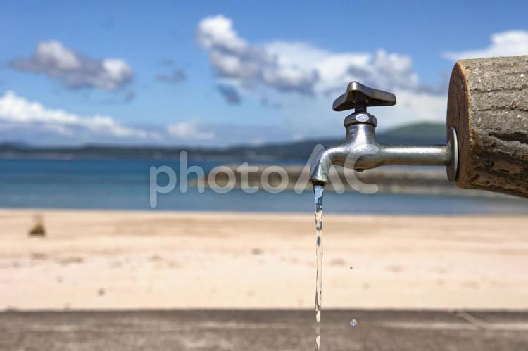 ＜五島の風景＞多郎島海水浴場の水道の蛇口 水道,蛇口,風景の写真素材