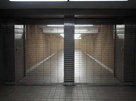 地下街の閉じられたシャッター 地下,地下街,シャッターの写真素材