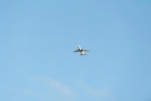 大空を飛ぶ自衛隊の飛行機 大空を飛ぶ自衛隊の飛行機 e767,早期警戒管制機,自衛隊機の写真素材