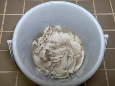 お風呂で白いシャツをバケツでつけ置き洗い お風呂で白いシャツをバケツでつけ置き洗い 洗濯,つけ置き,バケツの写真素材