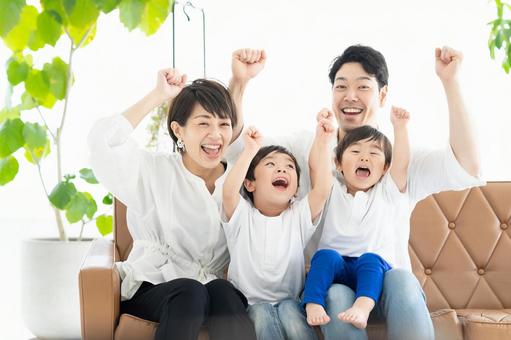 Image of parents and children watching TV with their hands raised, cesaret poz, memnun ol, heyecanlı, JPG