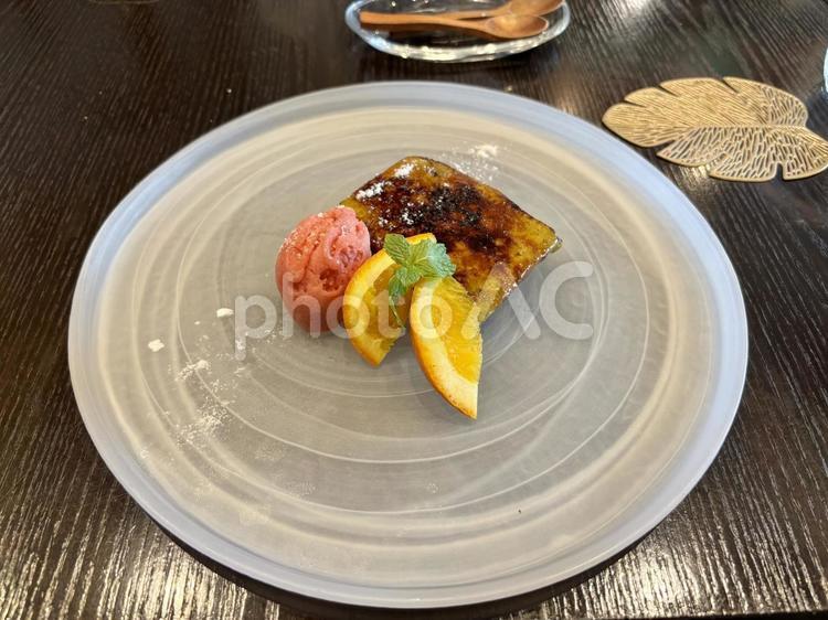カタラーナとアイス、フルーツ カタラーナ,デザート,盛り合わせの写真素材