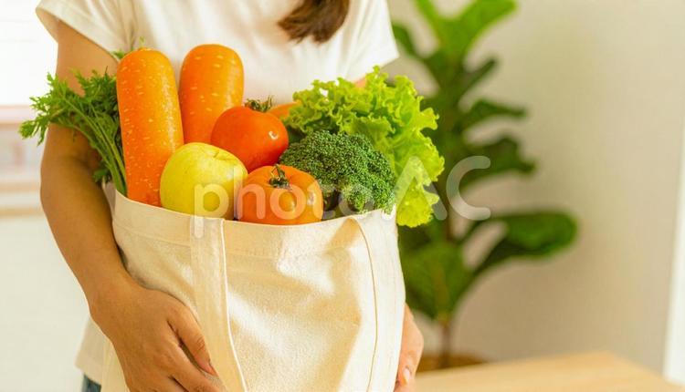 マイバッグでお買い物イメージ マイバッグ,買い物,エコバッグの写真素材