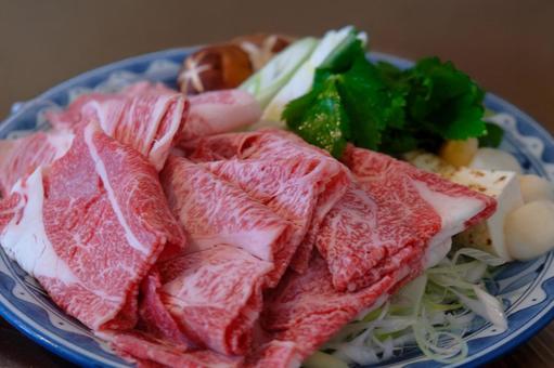 霜降り肉と新鮮野菜の豪華すき焼きセット 霜降り肉と新鮮野菜の豪華すき焼きセット すき焼き,和牛,霜降りの写真素材