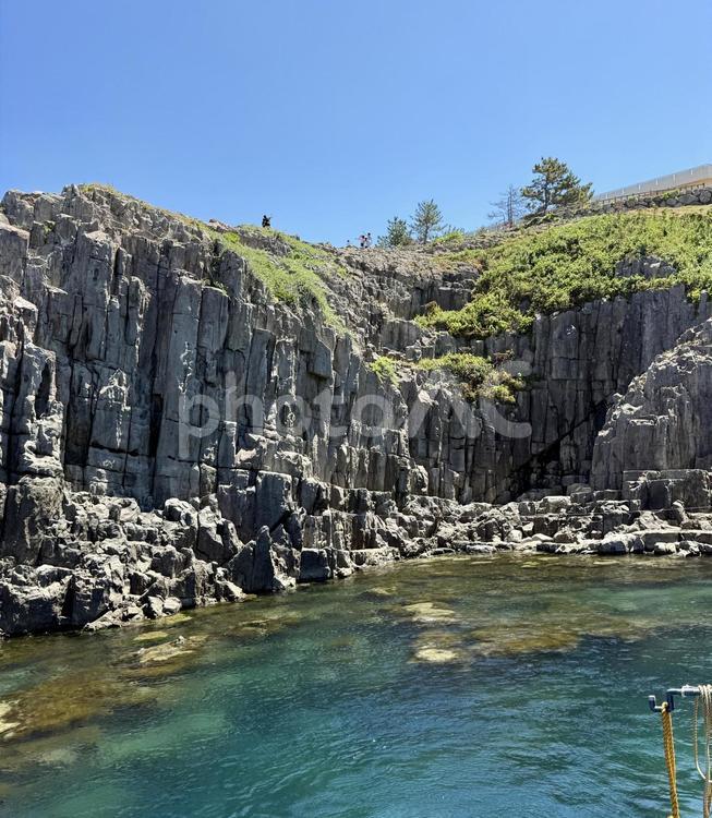 夏の福井県東尋坊の岩礁　 マイナスイオン,岸壁,石段の写真素材