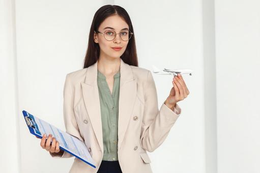 飛行機の模型を手にした女性スタッフ 事務職,接客業,アドバイザーの写真素材
