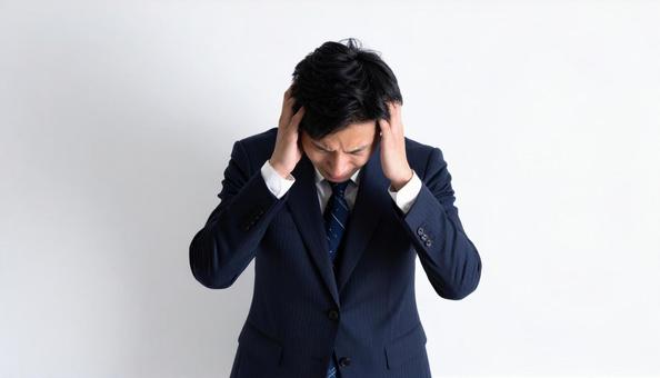 悩み考えるビジネスマン 悩み考えるビジネスマンの写真