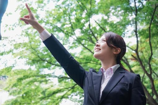 屋外で指をさすビジネスウーマン 屋外で指をさすビジネスウーマン 若い,フレッシュマン,広告の写真素材