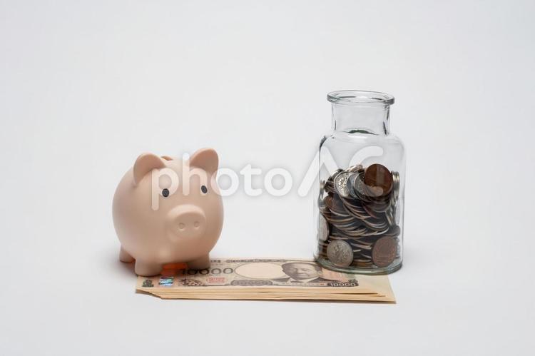 ガラス瓶に入ったコインと新紙幣と貯金箱 お金,ローン,貯金の写真素材