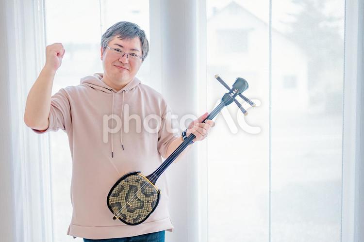 三線を持つ男性 日本人,男性,中年の写真素材