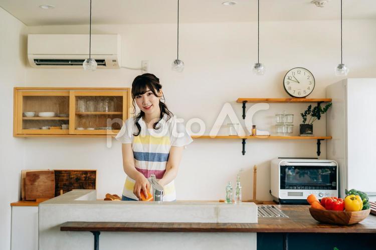 洗い物をする女性（笑顔） 洗い物,家事,食器の写真素材