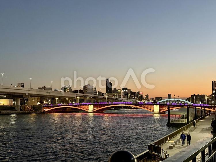 日没ごろの隅田川　吾妻橋 吾妻橋,夕方,日没の写真素材