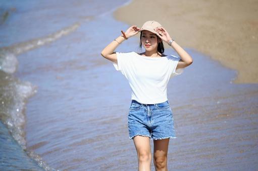 波打ち際を歩く女性 波打ち際を歩く女性 女性,波打ち際,海の写真素材