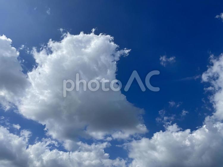 半月のかたちの雲 空,背景素材,背景の写真素材