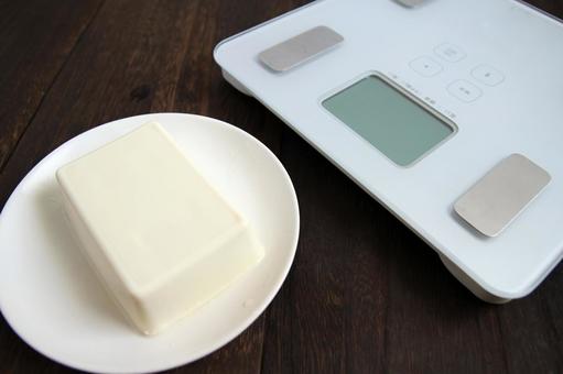 豆腐と体重計の健康管理 豆腐と体重計の健康管理 豆腐,体重計,健康の写真素材